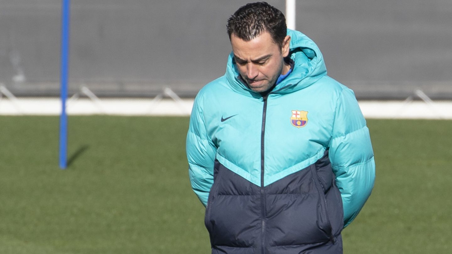 Xavi, cabizbajo en un entrenamiento con el Barcelona. (EFE/Marta Pérez)