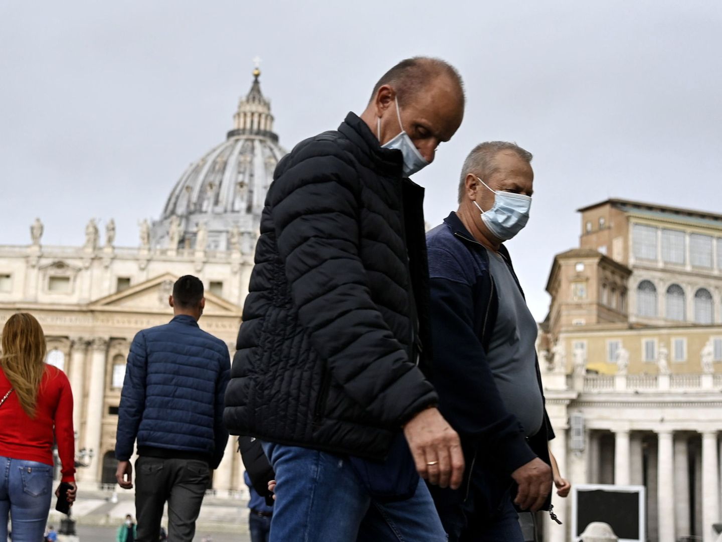 Personas pasean con mascarilla en Roma tras la aprobación su uso obligatorio esta semana. (EFE)