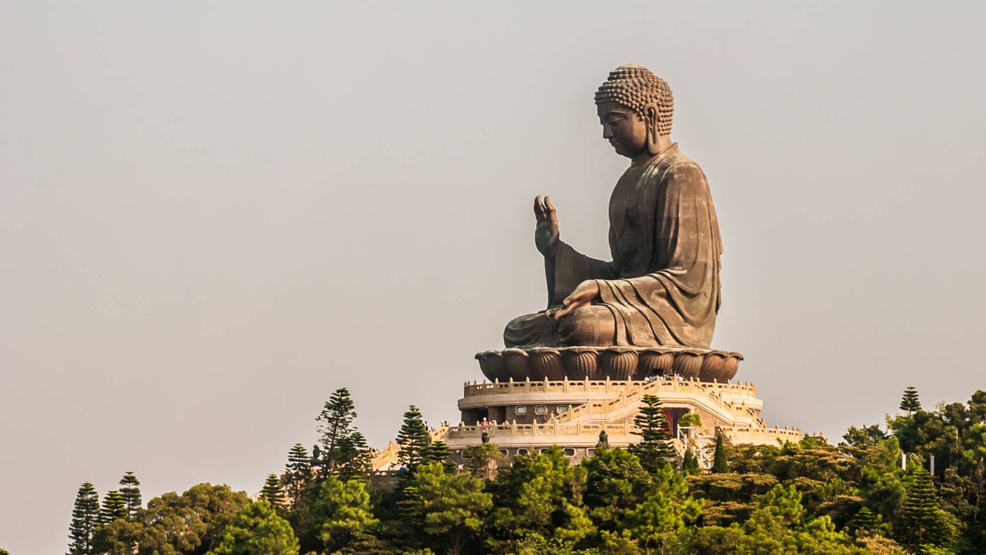 Estatua del Buda sedente de Hong Kong, con una altura cuatro metros menor que el proyecto cacereño. (Wikimedia Commons)