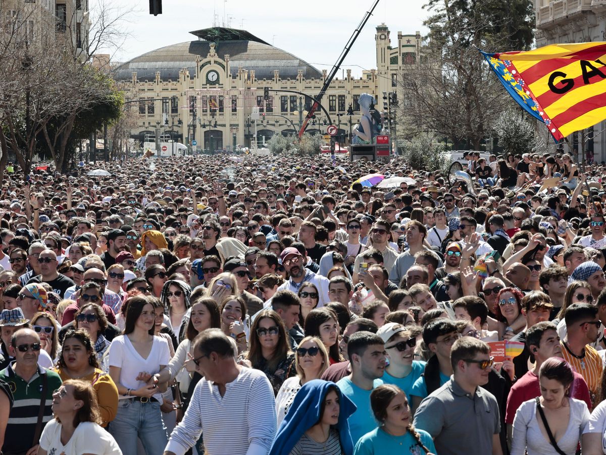 Foto: Miles de personas se agolpan en la plaza del Ayuntamiento de Valencia y sus inmediaciones. (EFE/Ana Escobar)