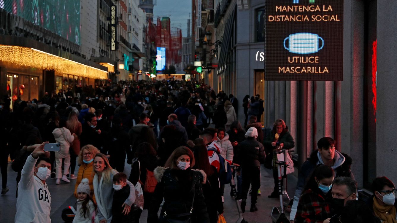 Foto: Calle Preciados en Madrid llena de gente en época de Navidad. (Reuters/Susana Vera)