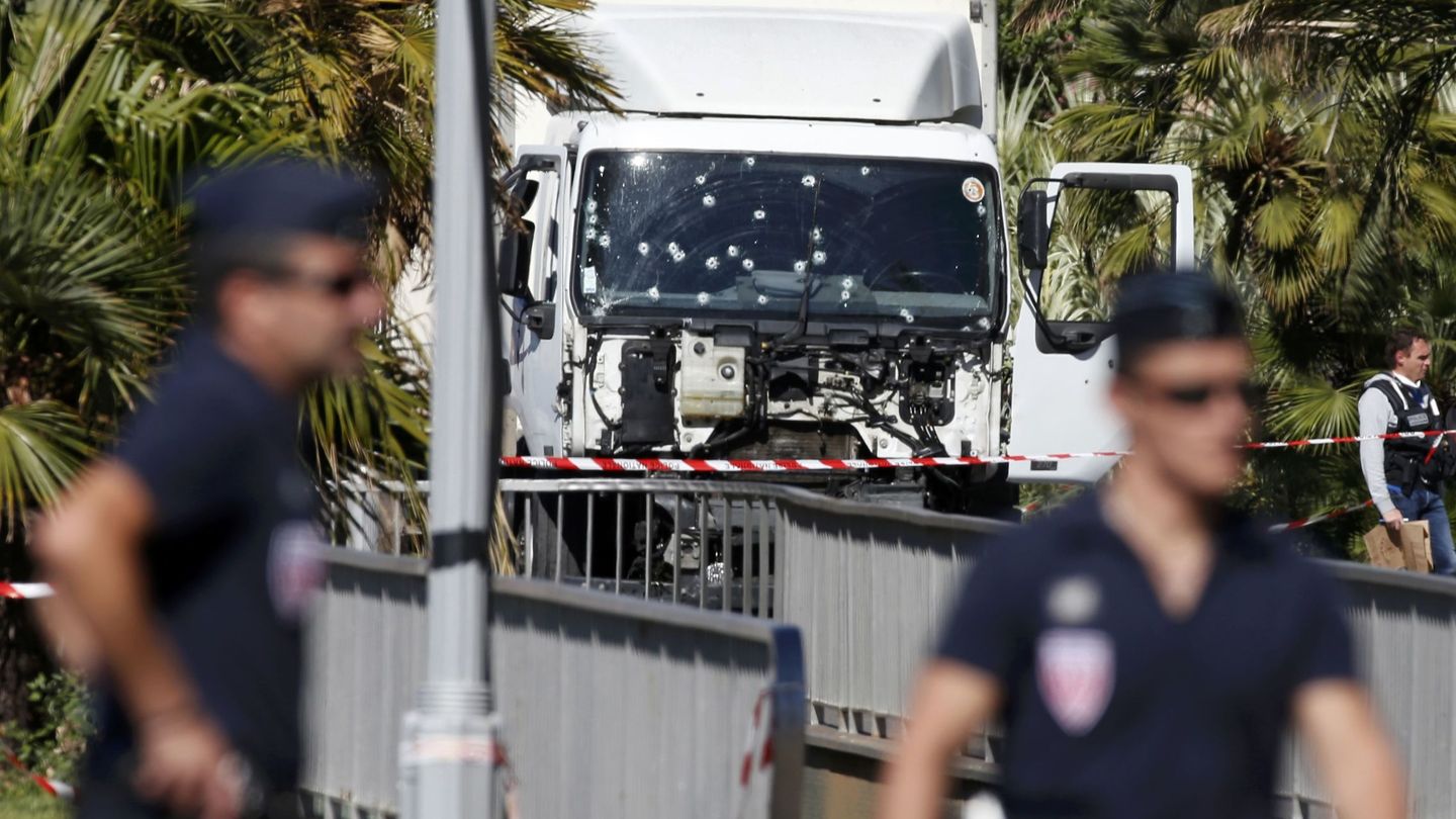 Policías franceses custodian el área donde el camión fue detenido a tiros, el 15 de julio de 2016 (Reuters)