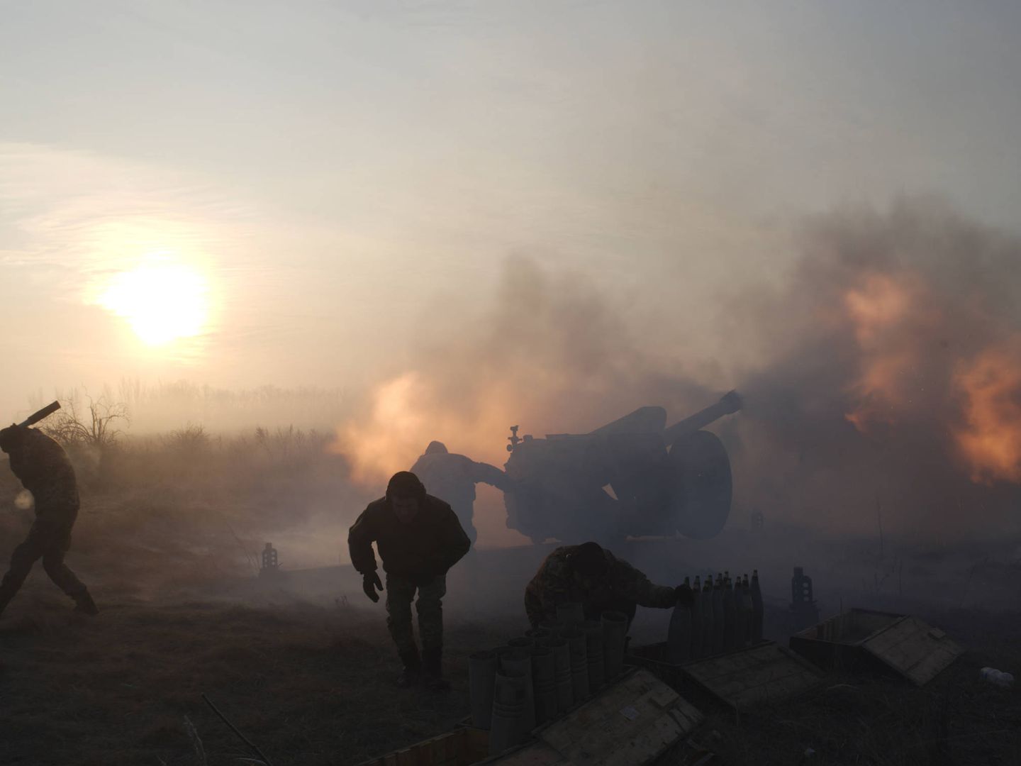 Artilleros del ejército ucraniano disparan contra posiciones de combatientes de la autoproclamada República Popular de Donetsk. (Reuters)