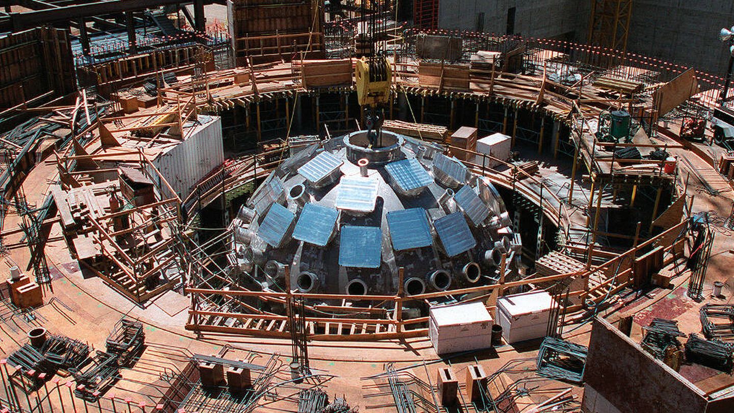La cámara de 10 metros de diámetro se colocó en su lugar en junio de 1999. (LLNL)