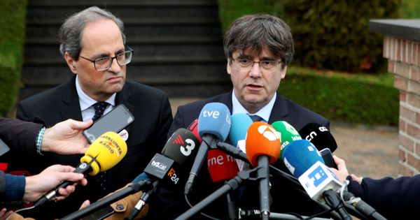 Foto: El presidente de la Generalitat de Cataluña, Quim Torra (i), junto al 'expresident', Carles Puigdemont (d), hacen unas declaraciones tras reunirse en Waterloo. (EFE)