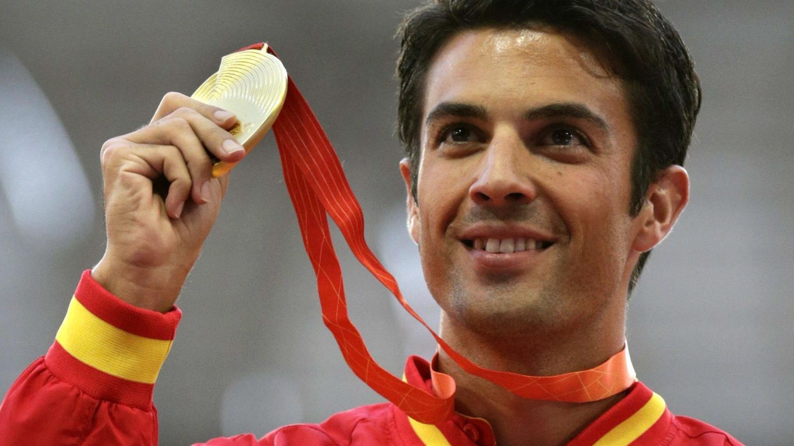 Foto: Miguel Ángel López sostiene su medalla de oro (Efe).