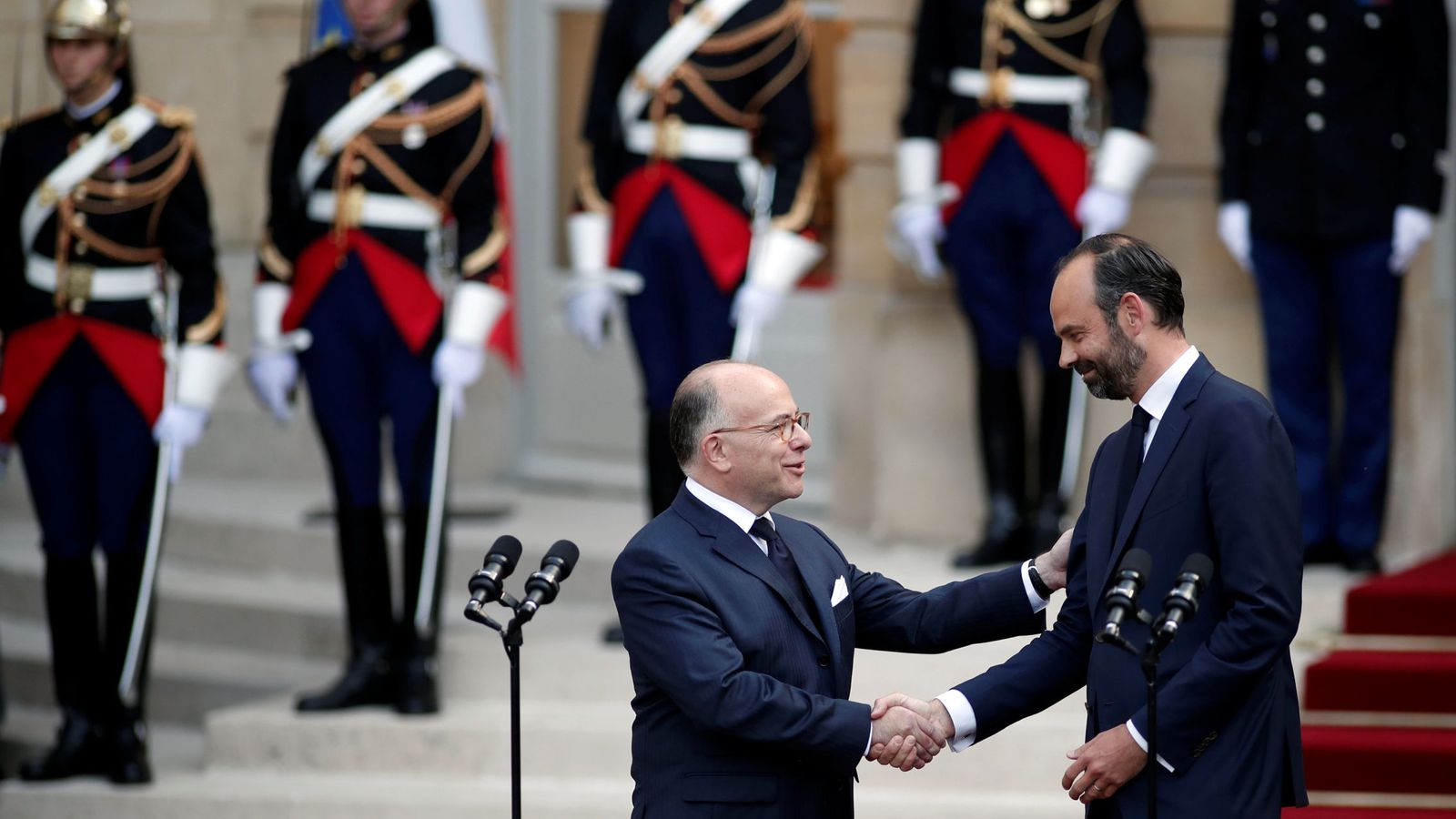 Foto: El recién nombrado primer ministro francés Edouard Philippe (i) y su predecesor Bernard Cazeneuve (d) asisten a una ceremonia de entrega en París. (Foto: Reuters)