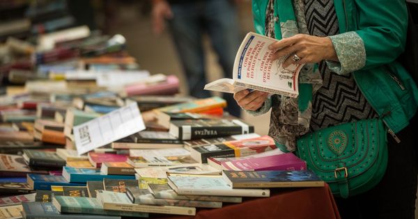 Foto: Una lectora busca su dosis entre los libros a la venta en el Sant Jordi del pasado año en Barcelona. (EFE)