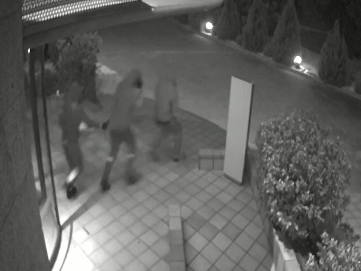Foto: Los atracadores saliendo de un hotel. (Policía Nacional)