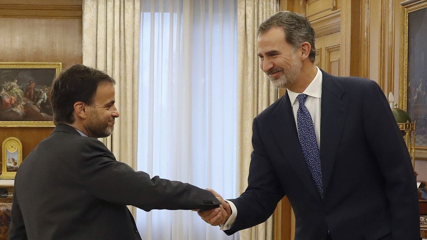 El rey Felipe VI saluda al diputado Jaume Asens Llodrà, de En Comú Podem (EFE)