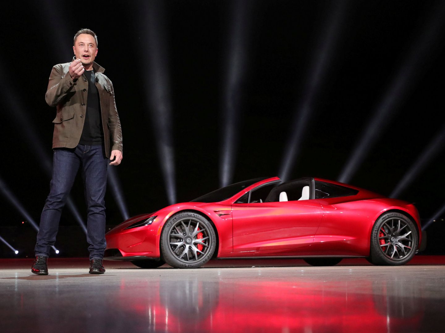 Elon Musk con su Tesla roaster (Foto: Reuters)