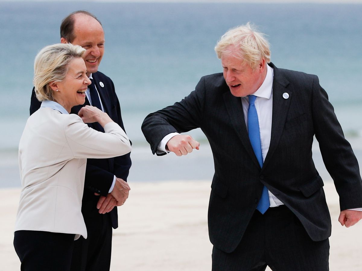 Foto: Ursula von der Leyen saluda a Boris Johnson. (Reuters)