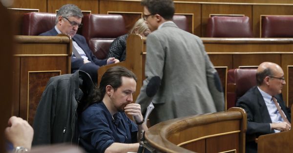 Foto: El secretario de Análisis Estratégico de Podemos, Íñigo Errejón (d), pasa ante el líder del partido, Pablo Iglesias, durante un pleno del Congreso. (EFE)