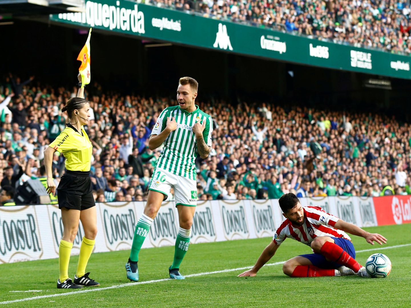 Porras, junto a Loren (Betis) y Felipe (Atlético) en un partido disputado en diciembre de 2019. (Reuters)
