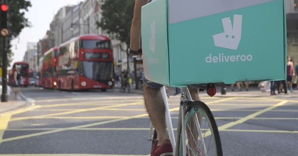 Foto: Un 'rider' de Deliveroo en Londres (Reino Unido). (Reuters)
