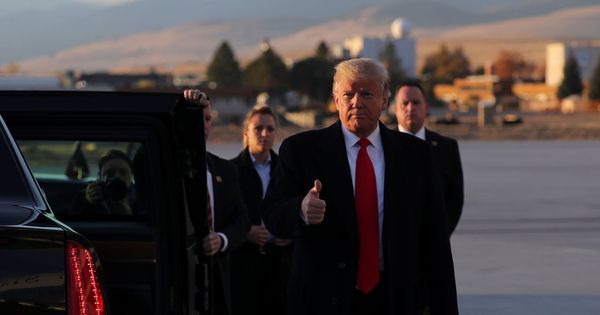 Foto: El presidente Trump saluda a sus seguidores con el pulgar levantado antes de un mítin en Missoula, Montana, el 18 de octubre de 2018. (Reuters)