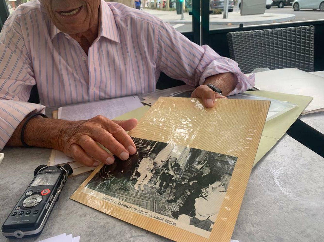 El hijo del que fuera embajador español en Chile Enrique Pérez-Hernandez, con una imagen del álbum de fotos familiar en la ue se ve a su padre con Pinochet. (Cedida) 