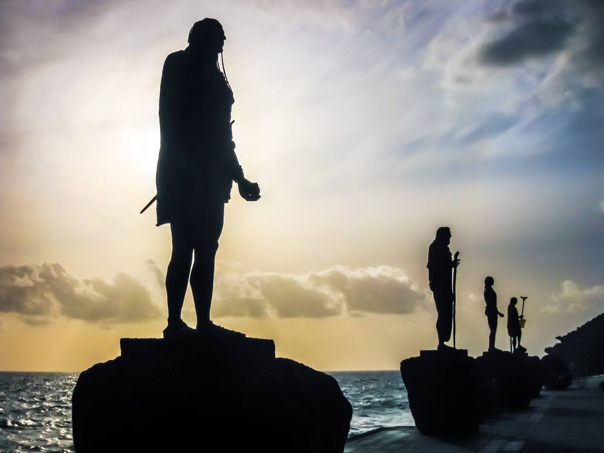 Foto: Estatuas de reyes aborígenes en la Plaza de la Candelaria de Tenerife (iStock)