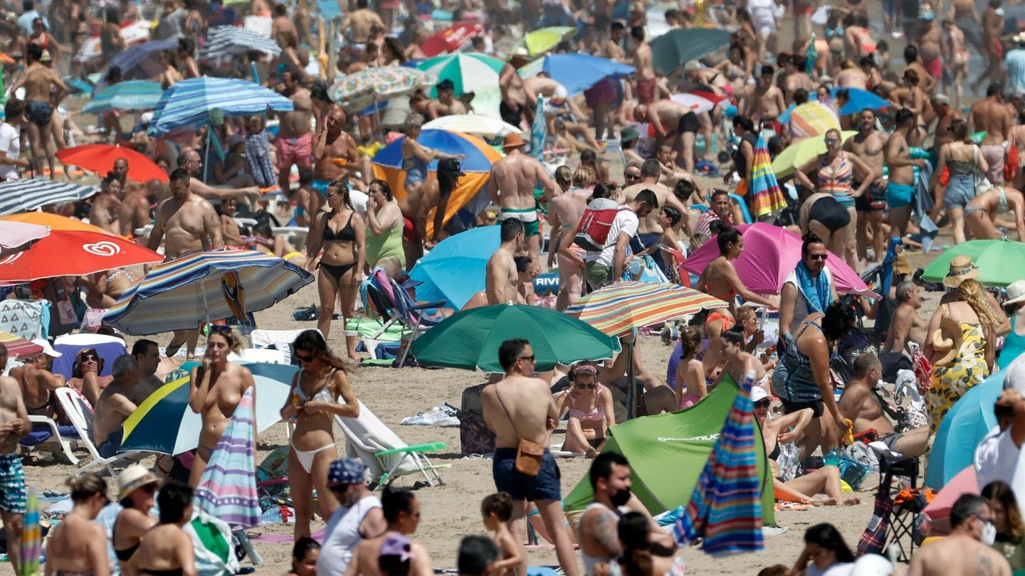 Vista general de la playa de la Malvarrosa (Valencia), atestada de gente el primer fin de semana de julio. (EFE)