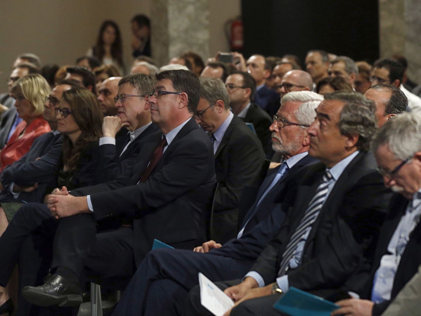 Mónica Oltra, Ximo Puig, Enric Morera y Juan Rosell, entre otros, en el acto en defensa de un nuevo modelo de financiación en el Círculo de Bellas Artes en Madrid. (EFE)
