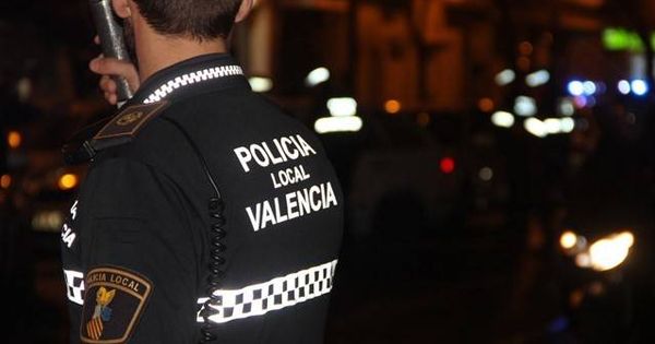 Foto: La Policía Local de Valencia también trabajó para ayudar a los afectados por el incendio