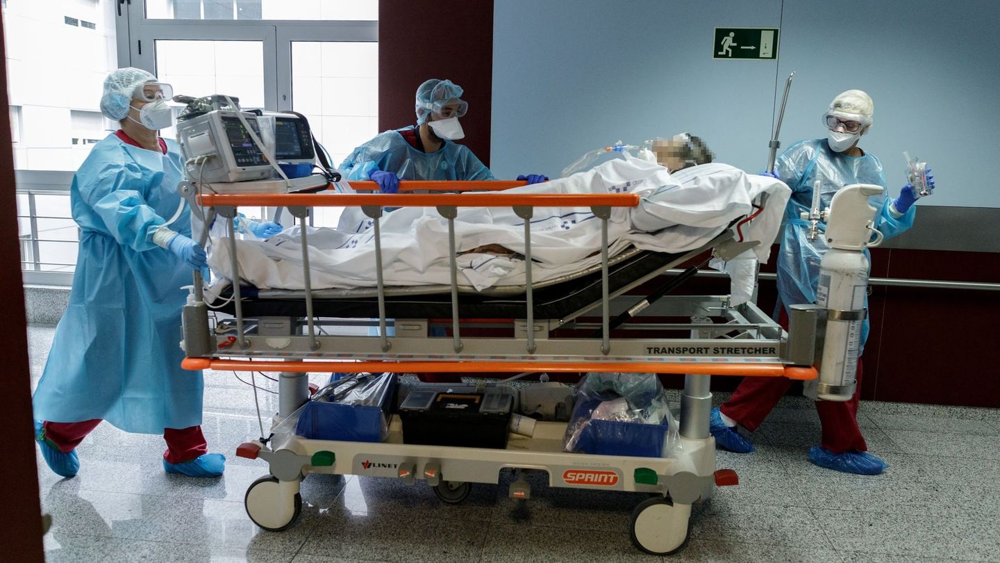 Un paciente de covid es trasladado por sanitarios. (EFE)