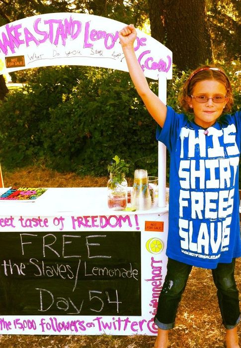 Foto: La pequeña Vivienne Harr en su puesto de limonada. (Makeastand.com)