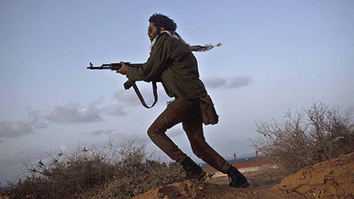Los rebeldes libios llaman a un cerrajero para 'limpiar' el Banco Central