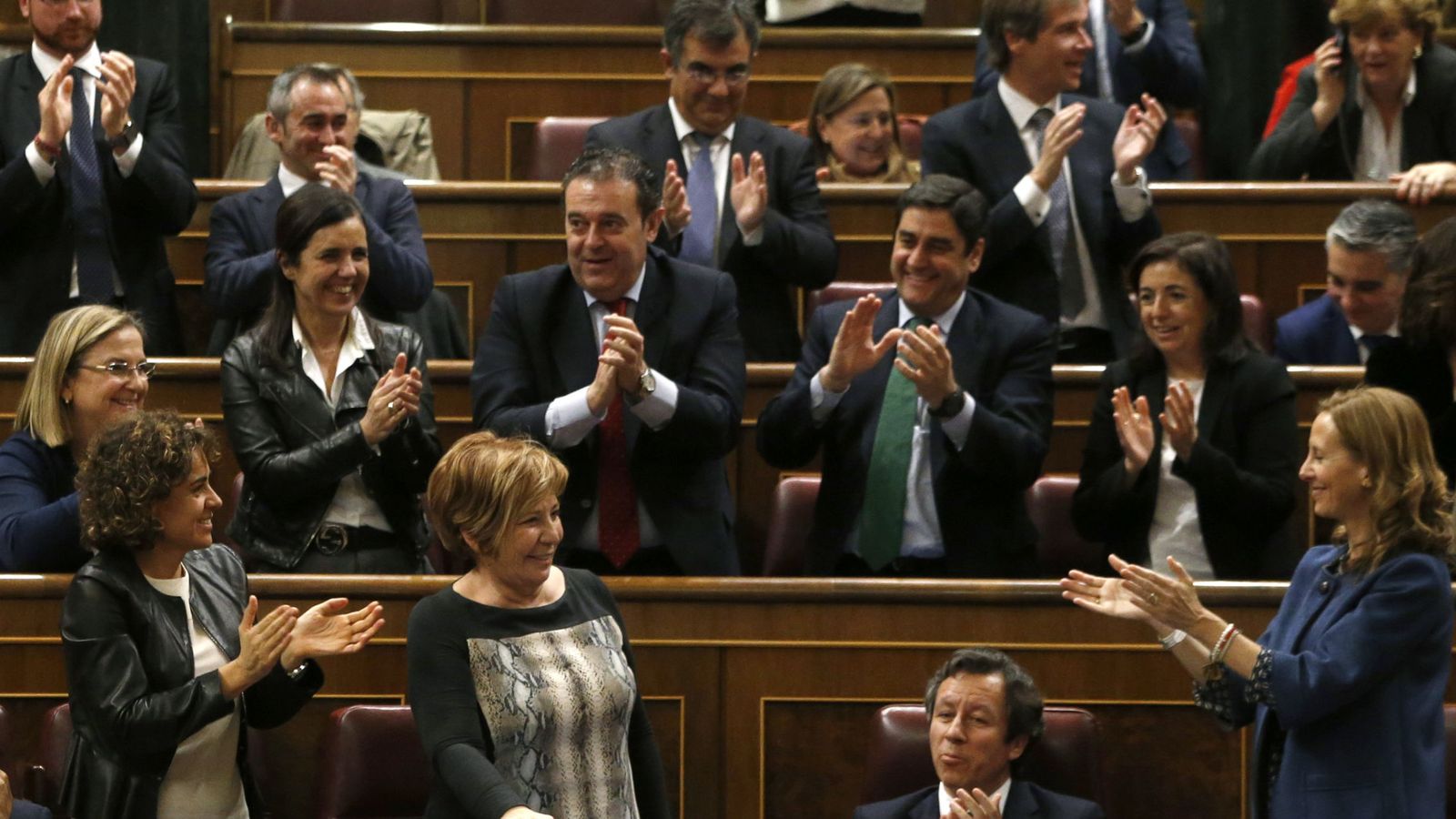 Foto: La diputada popular Celia Villalobos (2i., primer término) es aplaudida tras haber sido reelegida como una de las cuatro vicepresidentas del Congreso. (EFE)