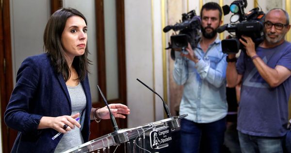Foto: La portavoz de Unidos Podemos, Irene Montero, durante su comparecencia ante los medios en el Congreso tras la finalización de la sesión de control al Gobierno. (EFE)