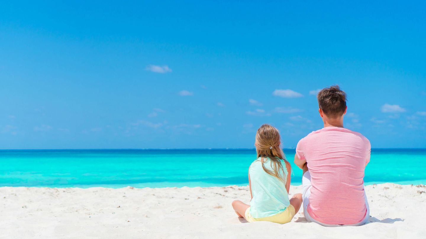 Padre e hija en una playa de Cayos, Cuba. (Shutterstock)