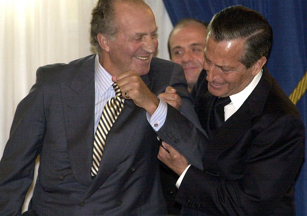 Foto: Una foto de abril de 2002, con Adolfo Suárez bromeando con el rey Juan Carlos. (EFE)