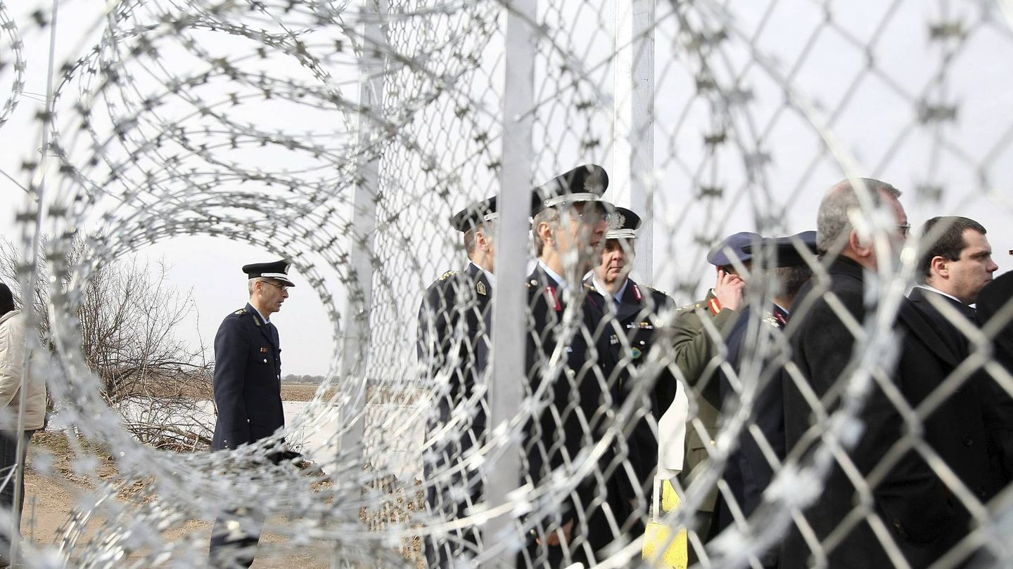 Funcionarios griegos y del Frontex atienden durante la ceremonia de inauguración del comienzo de la construcción de un muro en la frontera de Grecia con Turquía para contener la inmigración ilegal a la Unión Europea, en Nea Vyssa, Evros. (EFE)