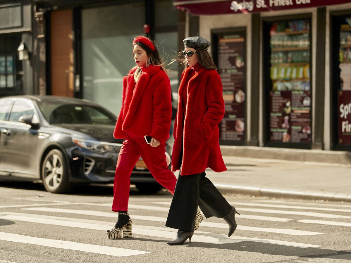 Foto: El rojo es tendencia en el street style. (Imaxtree)