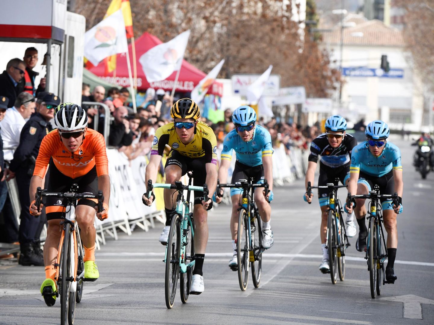 Higuita, con el naranja de la Fundación Esukadi, en una etapa de la Vuelta a Andalucía. (EFE)