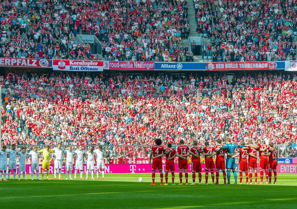 Foto: Imagen del minuto de silencio en memoria de Tito en el Allianz Arena (EFE)