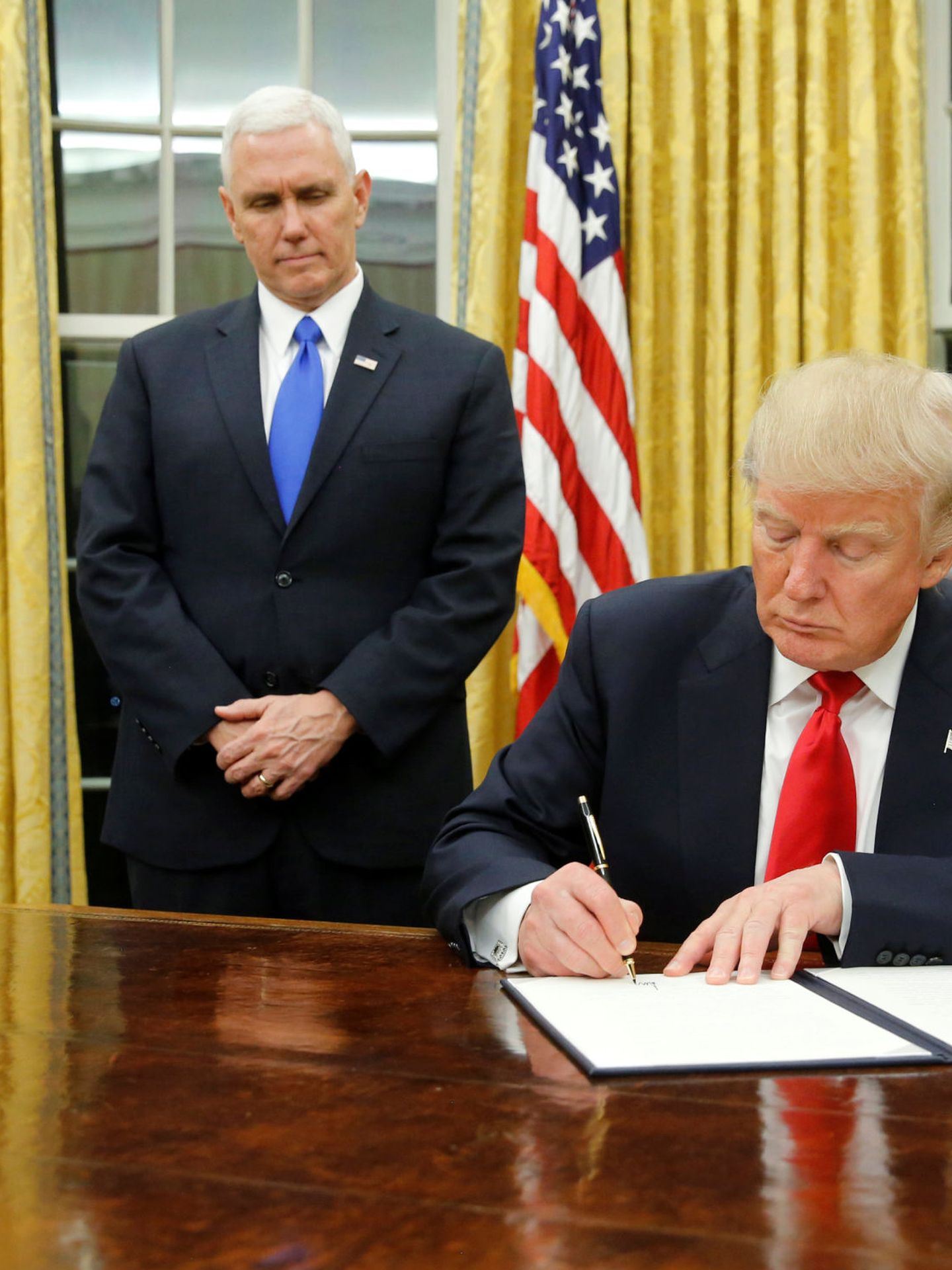 Donald Trump firma su primera orden ejecutiva. (Reuters)