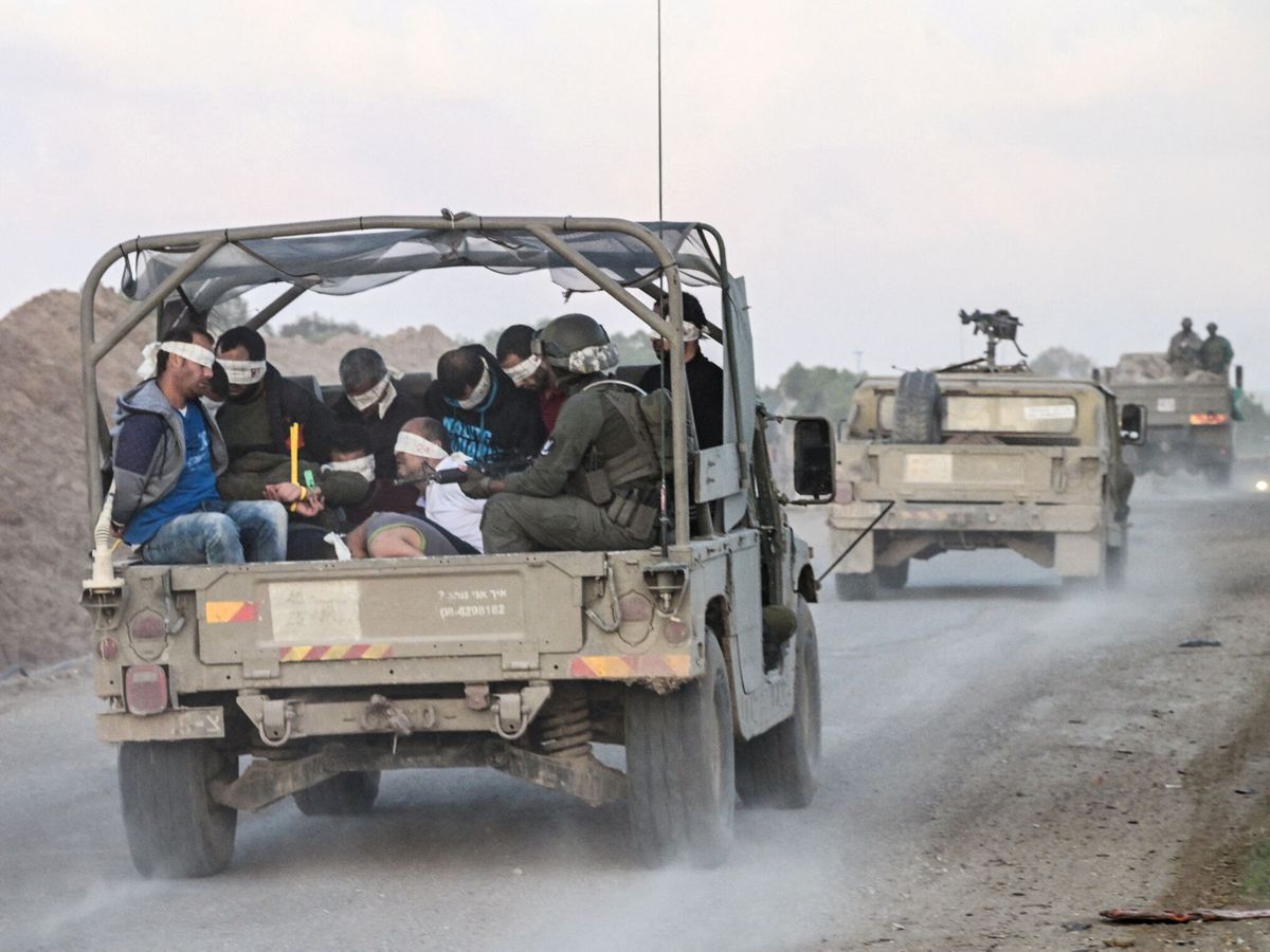 Foto: Militares israelíes transportan palestinos detenidos en la Franja de Gaza. (Reuters/Yossi Zeliger)
