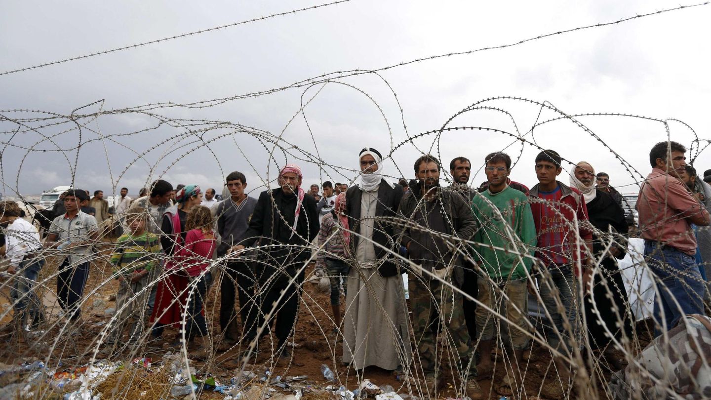 Refugiados kurdo sirios intentan entrar en Turquía por Suruc tras escapar del avance del Estado Islámico