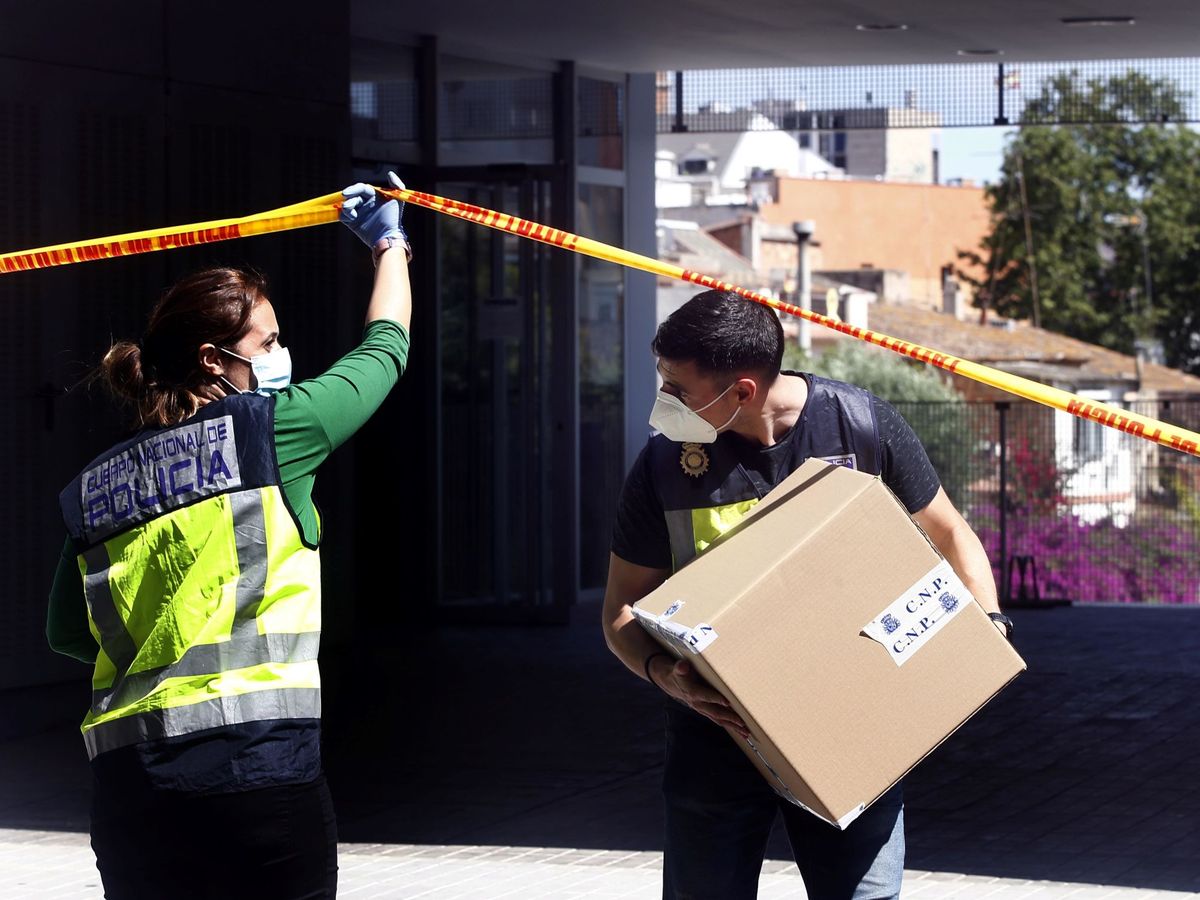 Foto: Los agentes se incautaron de material y documentación para su investigación (EFE/Quique García)