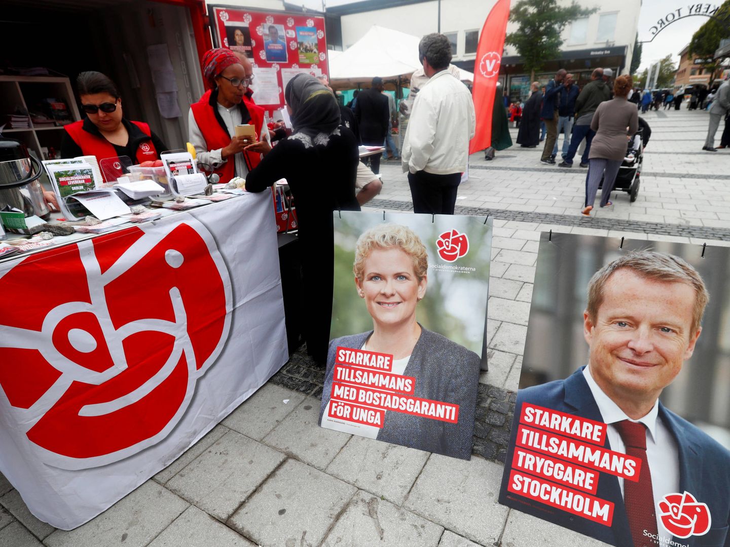 Activistas del Partido Socialdemócrata hacen campaña en el barrio de Rinkeby, en Estocolmo. (Reuters) 