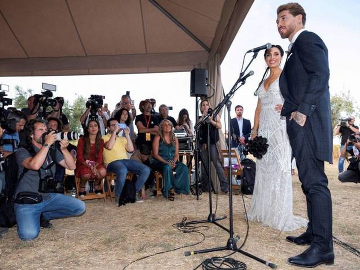 Sergio Ramos y Pilar Rubio, hablando ante los medios de comunicación tras la boda. (EFE)