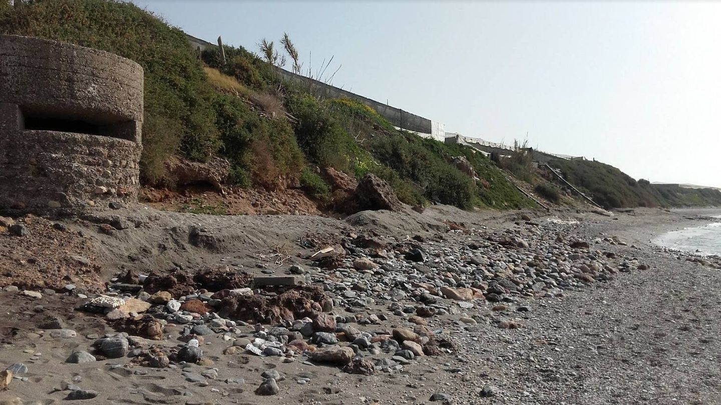 Piedras donde antes había arena en la playa de Balerma. (Cedida)