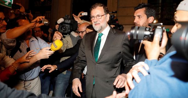 Foto: El presidente del Gobierno, Mariano Rajoy, a su salida de un restaurante cercano al Congreso. (EFE)