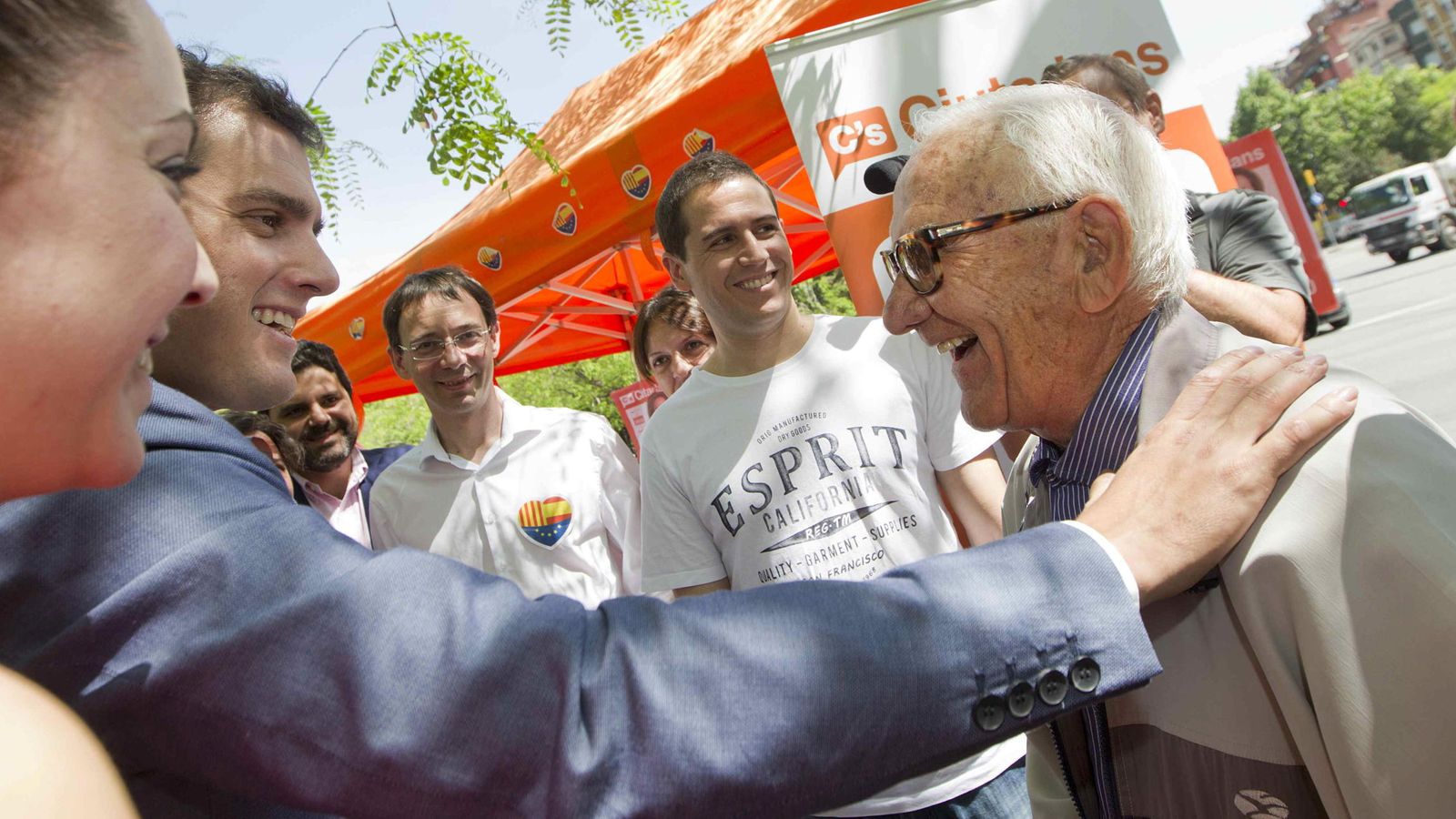 Foto: Albert Rivera conversa con un simpatizante durante un acto electoral en Barcelona. (EFE)