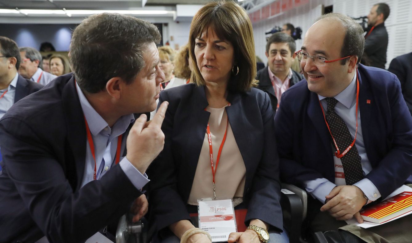 El presidente manchego, Emiliano García-Page, junto a la líder del PSE, Idoia Mendia, y el primer secretario del PSC, Miquel Iceta, este 1 de abril en el comité federal del PSOE. (EFE)