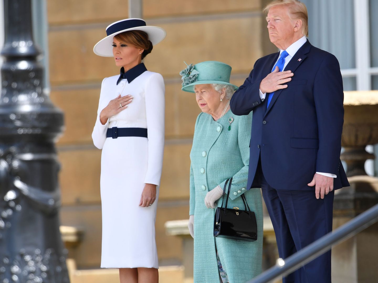 Melania Trump, una My Fair Lady ante la reina Isabel. (Reuters)