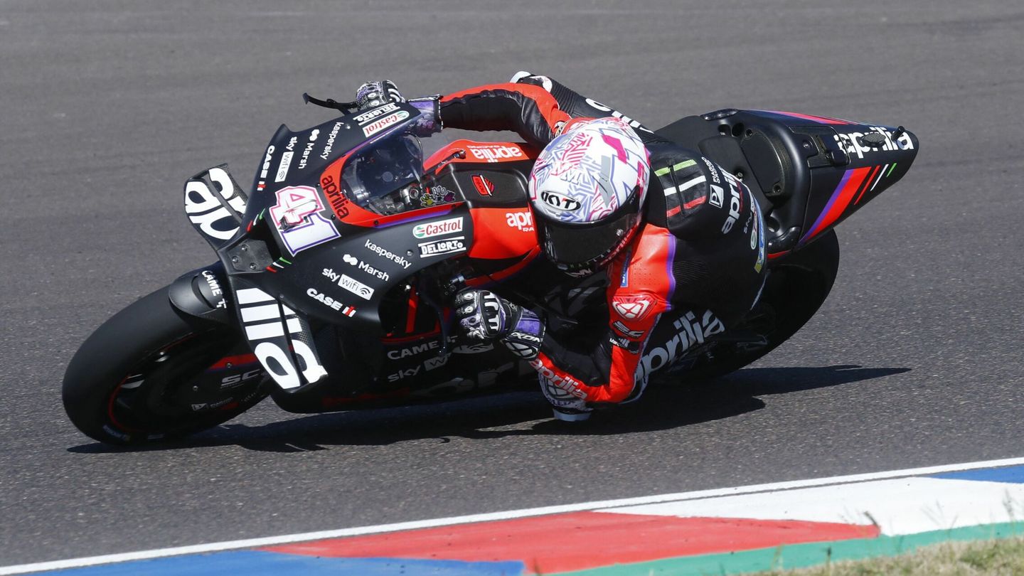 Aleix Espargaró conduce su moto durante una curva en el Gran Premio de Argentina. (Reuters/Agustin Marcarian)