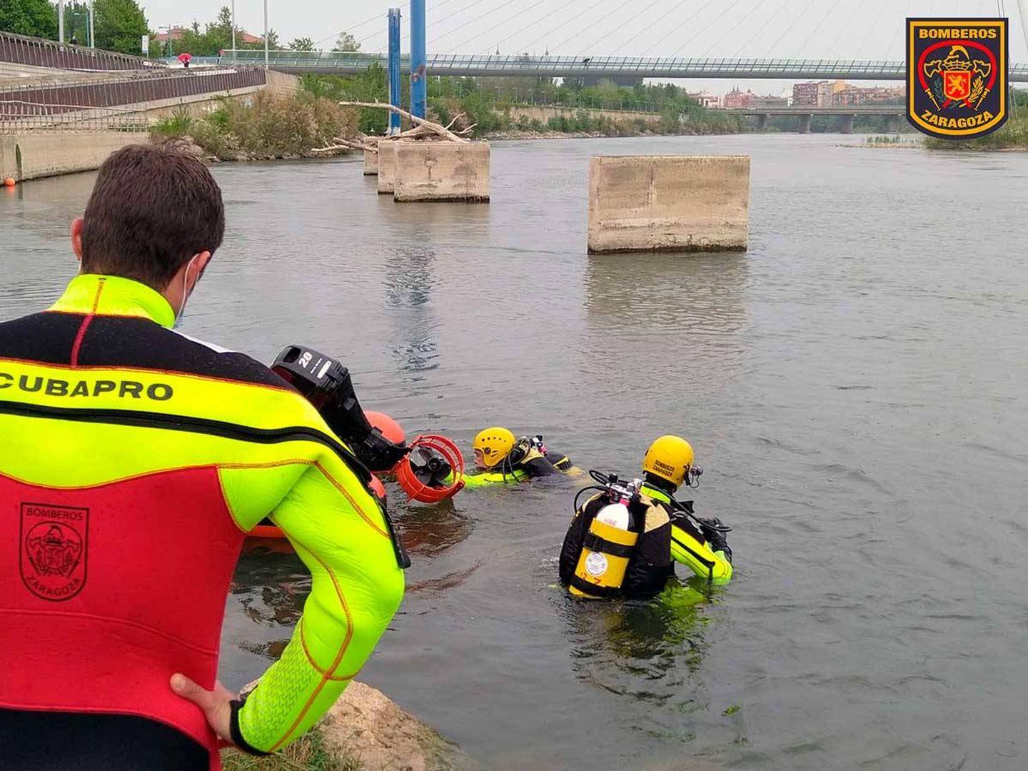 Dispositivo de búsqueda de Karim, en el río Ebro a su paso por Zaragoza. (Bomberos de Zaragoza / Ayuntamiento de Zaragoza)