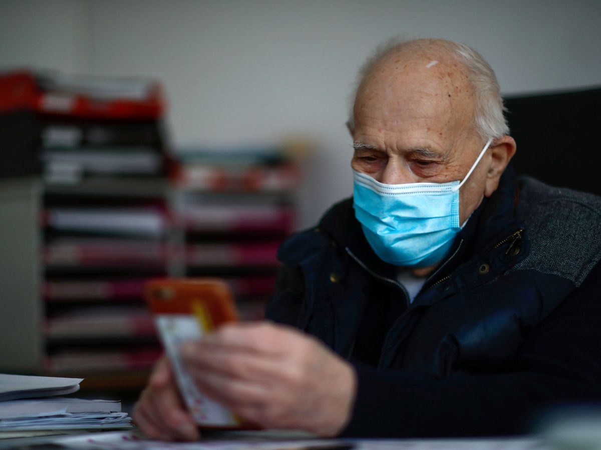 Foto: El doctor Christian Chenay, trabajando en su casa a sus 98 años. (Reuters)